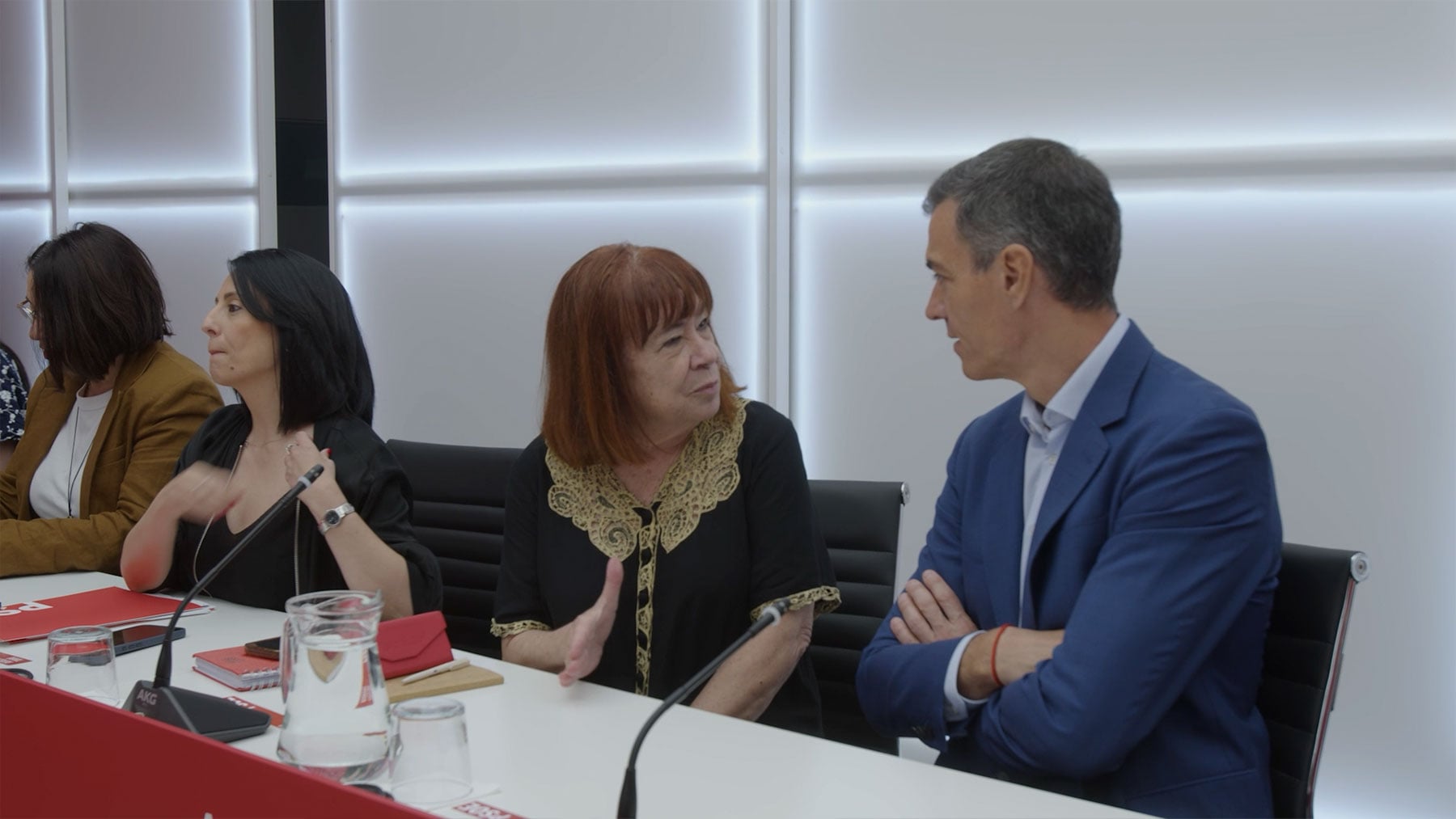 Sánchez da cariño a la presidenta del PSOE antes de que declare ante el juez por sus mensajes con la cloaca