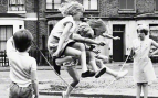Unos niños juegan con una comba en la década de 1970