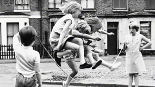 Unos niños juegan con una comba en la década de 1970