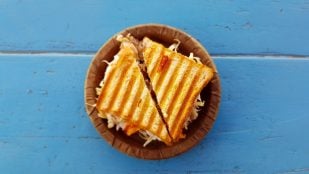 El truco de los chefs con estrella michelin para que el sándwich mixto quede crujiente