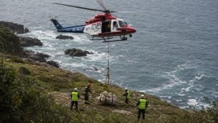 huesos de dinosaurio en helicóptero, restos de dinosaurio en Asturias, yacimiento paleontológico, MUJA usa un helicóptero para trasladar saurópodo, huesos de dinosaurio.