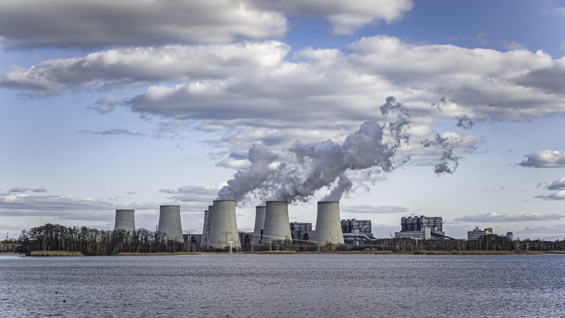 Central nuclear. Foto: @wirestock // Freepik
