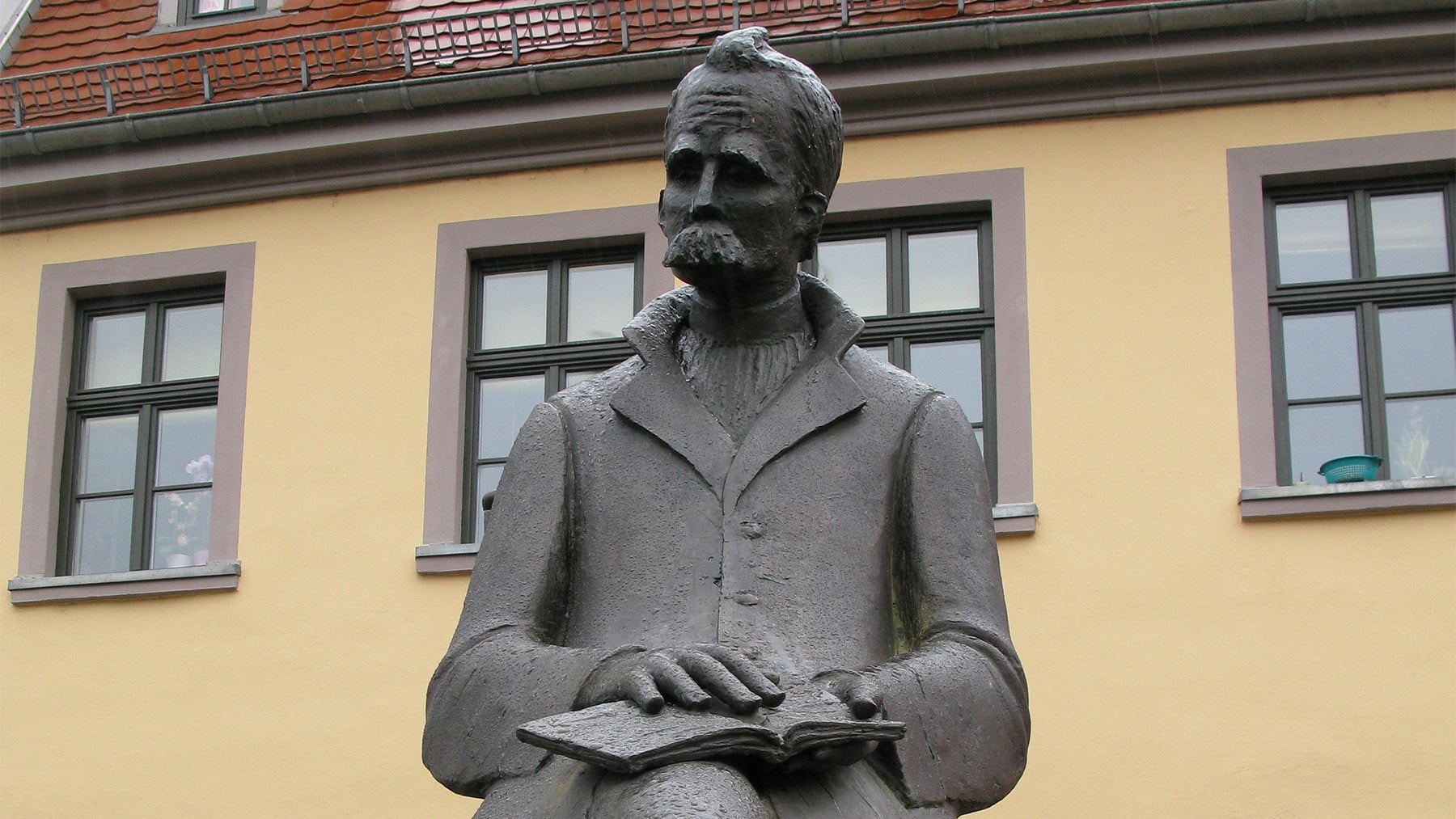 La reflexión de Friedrich Nietzsche sobre la sociedad moderna: El hombre es naturalmente egoísta, y está bien que lo sea