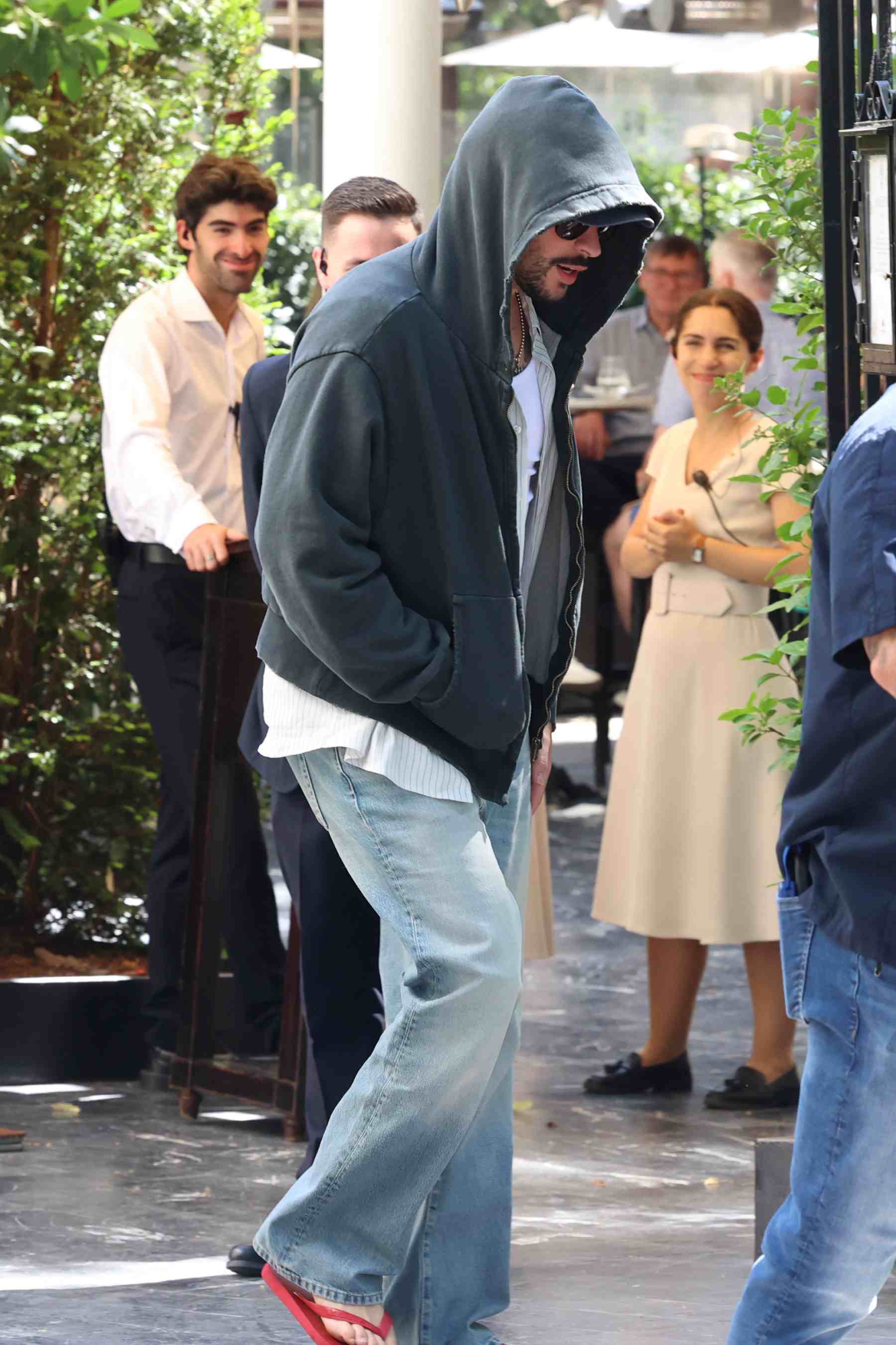 Bad Bunny a su salida del Hotel Ritz en Madrid. (Foto: Europa Press)