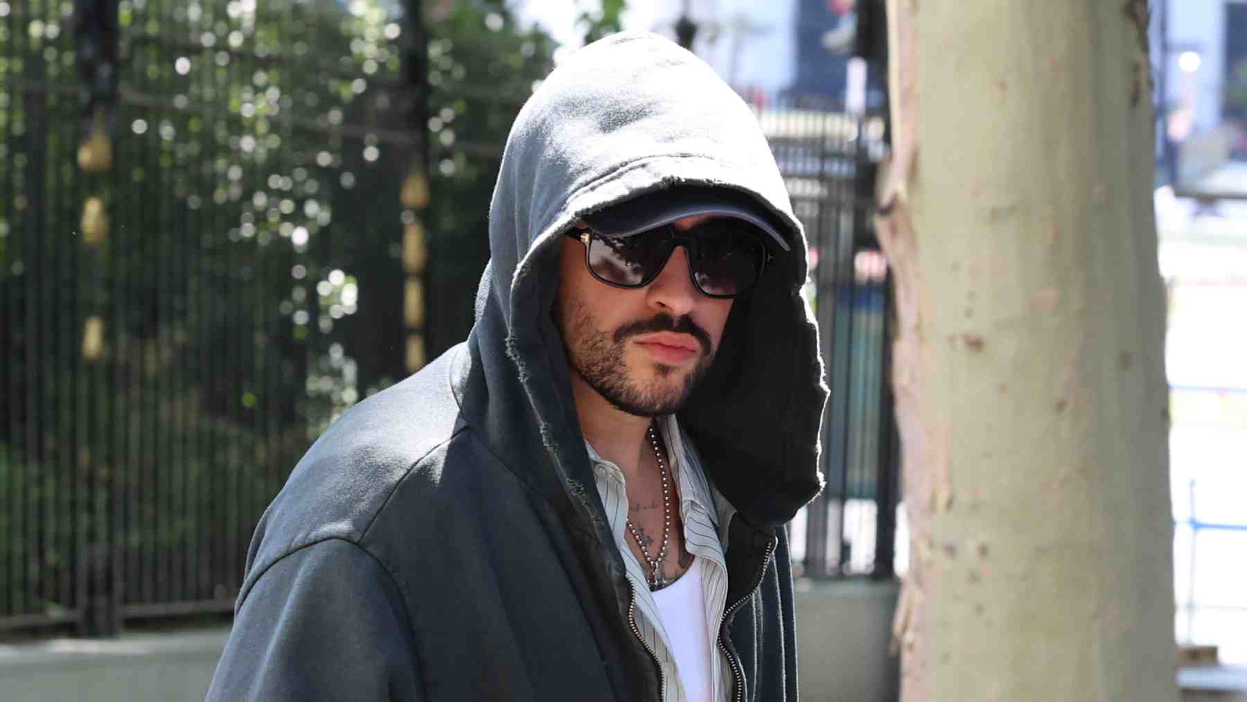 Bad Bunny a la salida del Hotel Ritz en Madrid. (Foto: Europa Press)