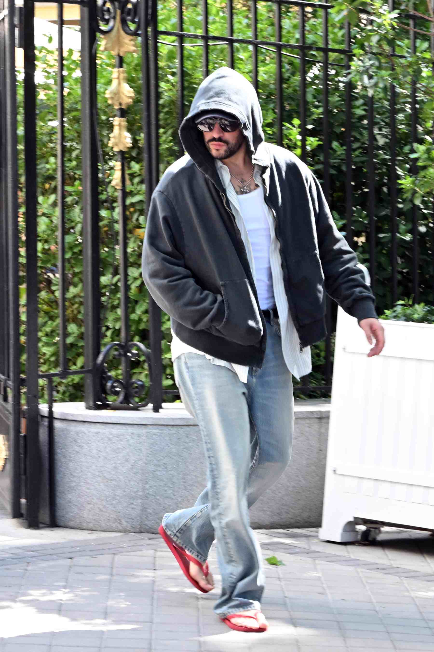 Bad Bunny a su salida del Hotel Ritz en Madrid. (Foto: Europa Press)