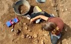 Excavación de macetas en Villa Adriana: el trabajo arqueológico confirma que este espacio ajardinado contaba con un arriate perimetral decorado con un parterre continuo formado por filas de macetas dispuestas de manera muy densa, una junto a otra, rodeando el patio. Foto: Universidad Pablo de Olavide