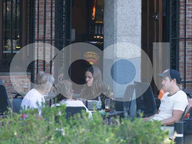 Melyssa Pinto y Mario Casas en una terraza en Madrid. (Foto: STUDIO24)