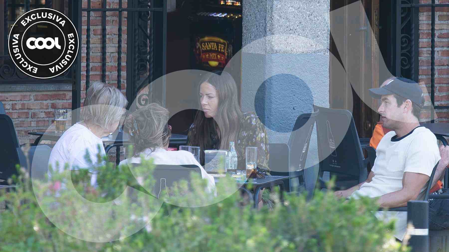 Melyssa Pinto y Mario Casas en una terraza en Madrid. (Foto: STUDIO24)