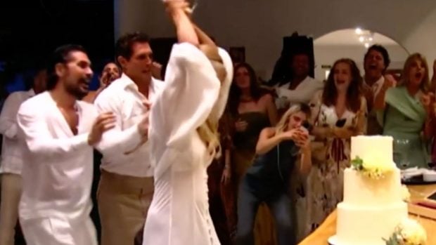 La secuencia de Makoke cortando la tarta. (Foto: Telecinco)
