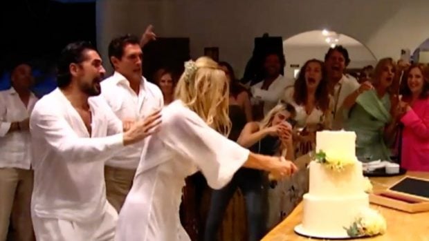 La secuencia de Makoke cortando la tarta. (Foto: Telecinco)