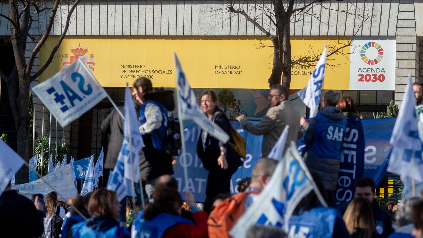 La sanidad se incendia con Mónica García: los técnicos sanitarios también salen a la calle contra su reforma