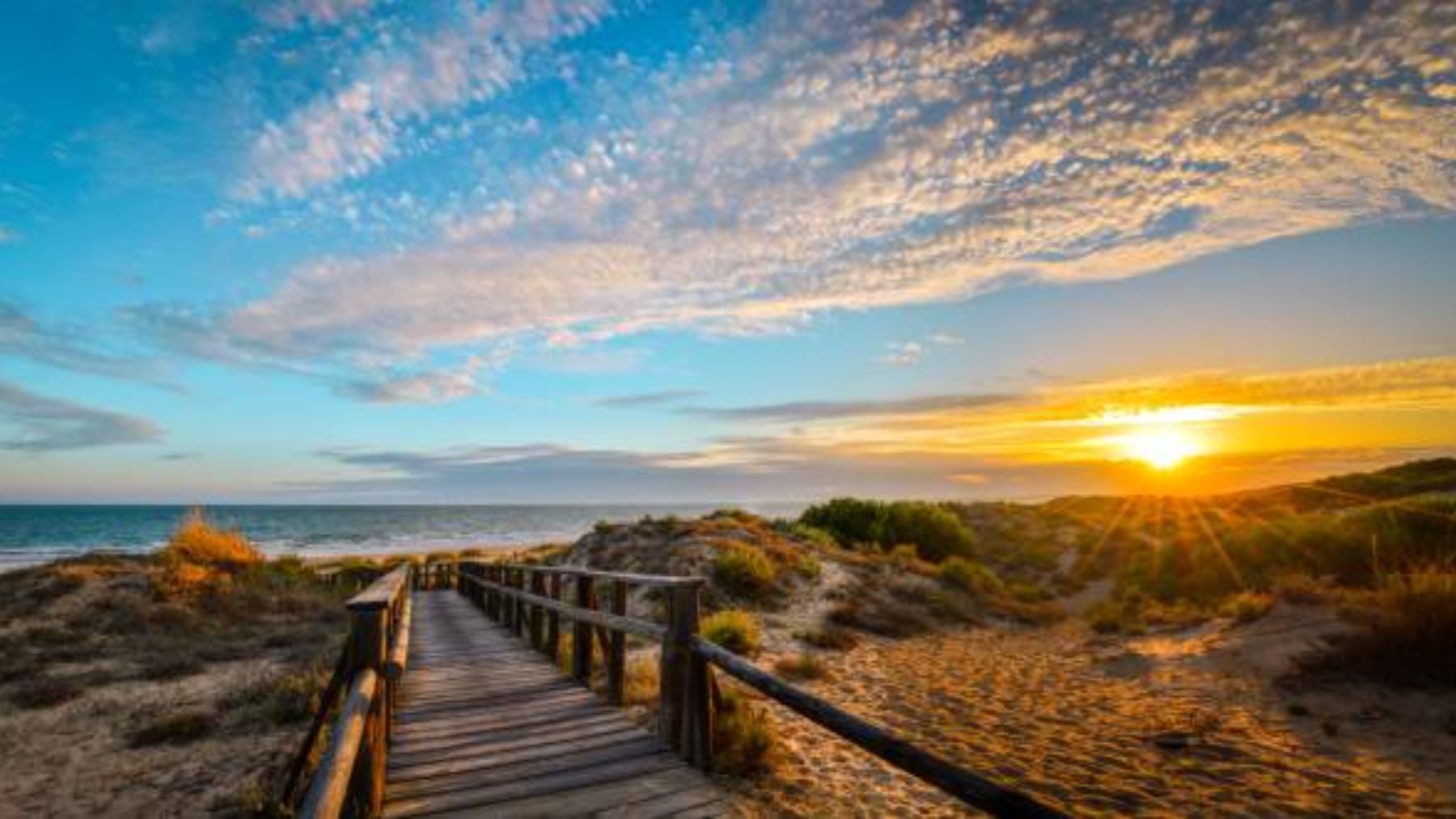 La playa de Andalucía con un atardecer único: el lugar ideal para desconectar este verano
