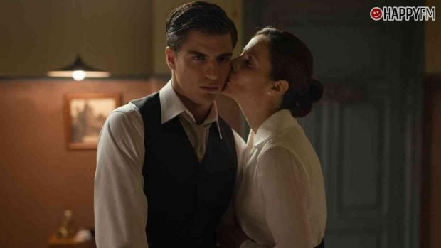 Maxi Iglesias y Aitana S&aacute;nchez-Gij&oacute;n en Velvet. (Atresmedia)
