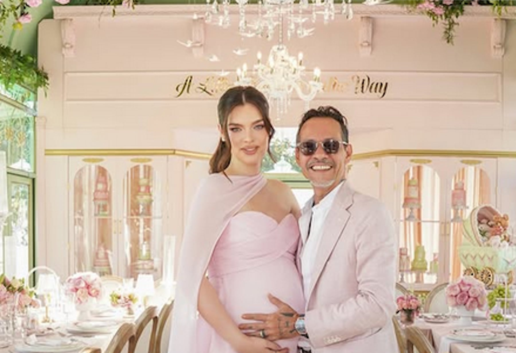Nadia Ferreira y Marc Anthony en su baby shower. (Foto: Instagram)
