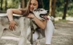 Mujer con su perro en el parque. Foto: @senivpetro - Freepik