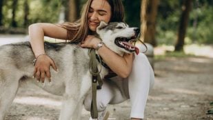 Mujer con su perro en el parque. Foto: @senivpetro - Freepik