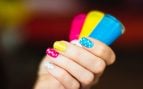 Cómo llevar las uñas cortas este verano: 10 manicuras con nails art y los colores que arrasan este 2026