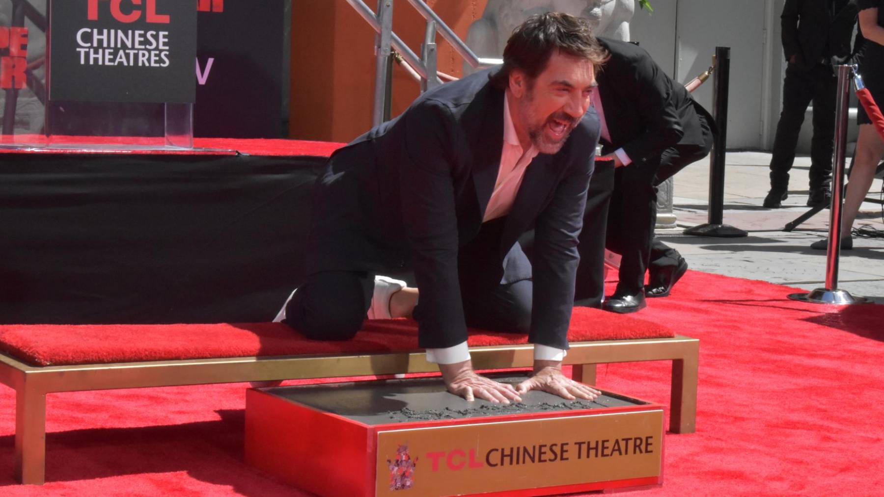 La contradicción de Javier Bardem: carga contra Hollywood pero acepta inmortalizar sus huellas en el Paseo de la Fama