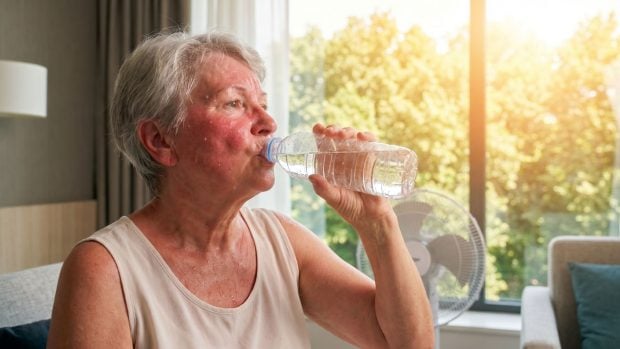 Durante las olas de calor, se recomienda a las personas mayores que beban agua aunque no sientan sed. Generado por IA.
