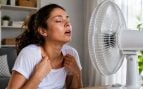 Mujer frente a un ventilador. Generado por IA.