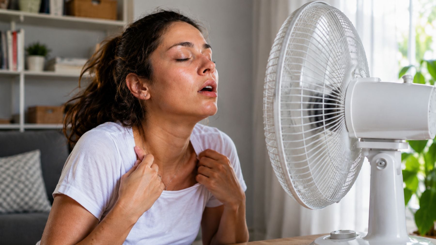 Mujer frente a un ventilador. Generado por IA.