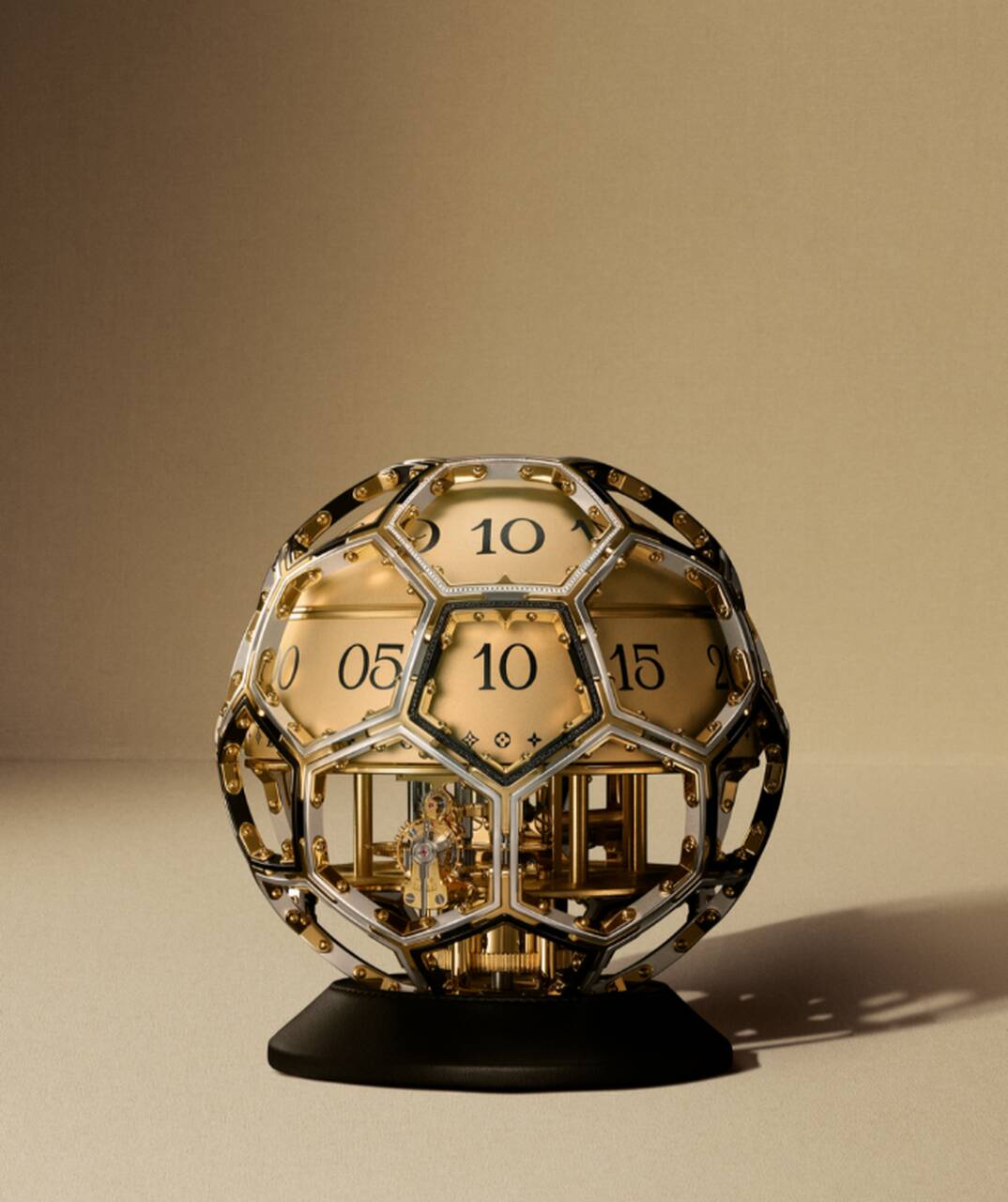 reloj balón de futbol Louis Vuitton