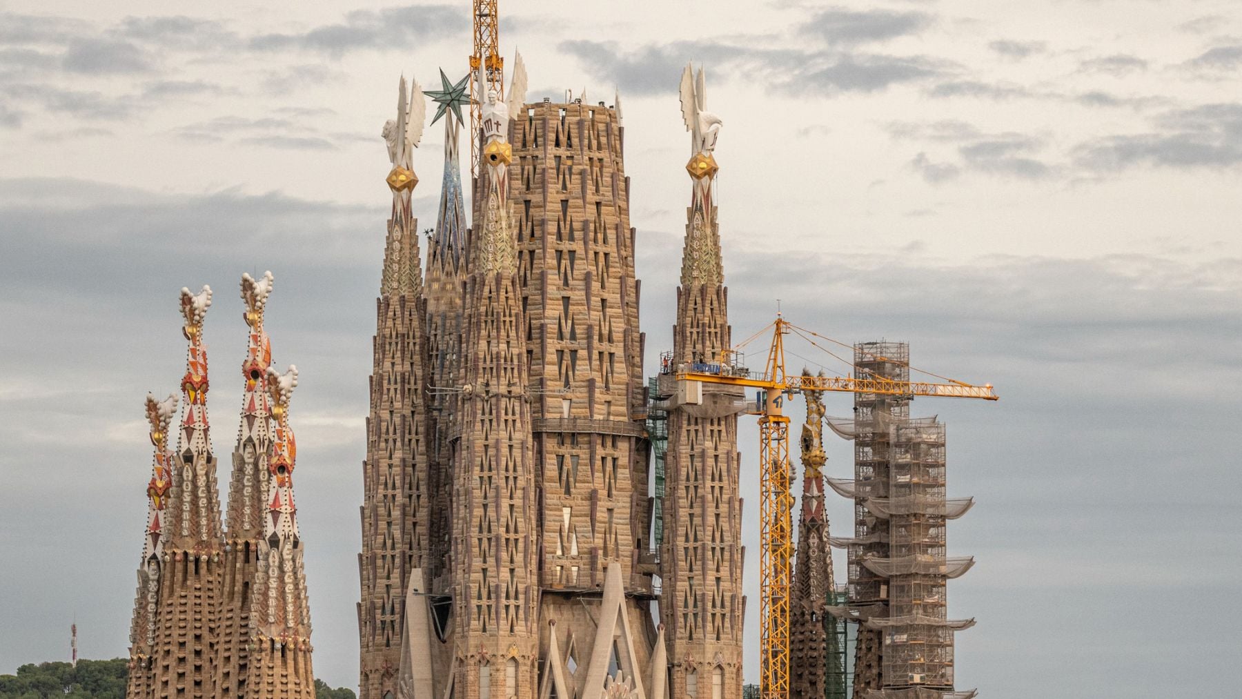 24 toneladas de Loctite, el secreto invisible que ha pegado las torres centrales de la Sagrada Familia