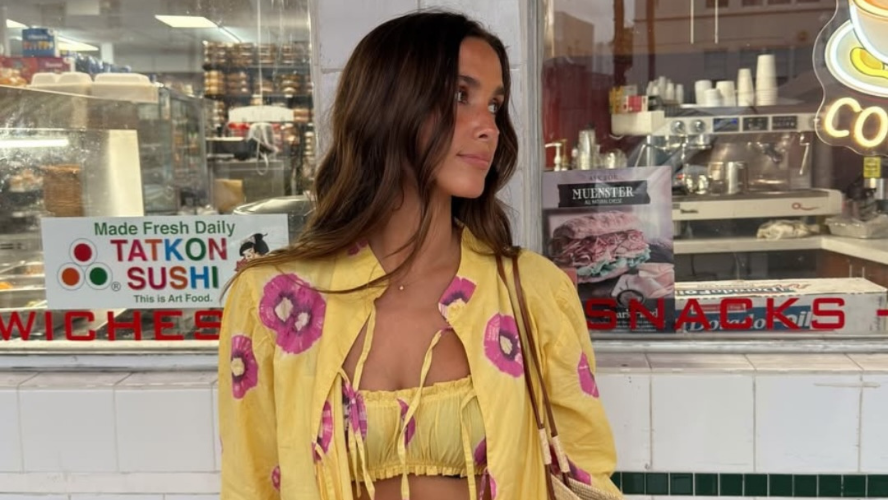 María Pombo en Miami con un conjunto de tres piezas de Par y Escala