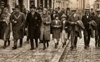 Personas andando juntas. Imagen generada con IA.