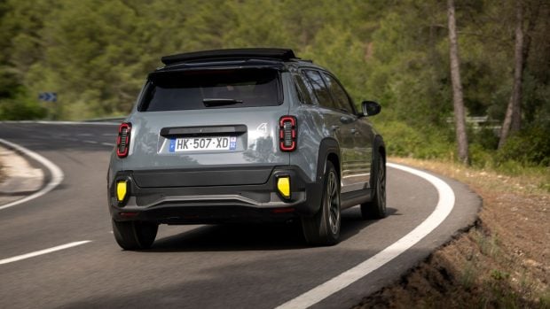 Trasera del Renault 4 E-Tech eléctrico plein sud