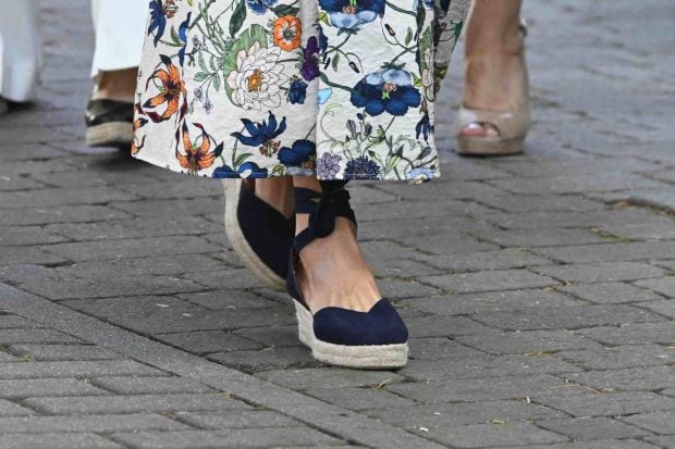 Las sandalias de la Reina Letizia en la reunión del Patronato de la Residencia de Estudiantes. (Foto: Europa Press)
