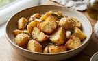 Las patatas asadas en el horno quedarán crujientes siempre si se cubren con un ingrediente sencillo antes de cocinarlas