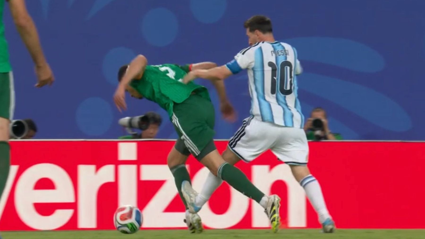 Messi desata la gran polémica del Mundial: se jugó la roja ante Argelia por un pisotón en el gemelo