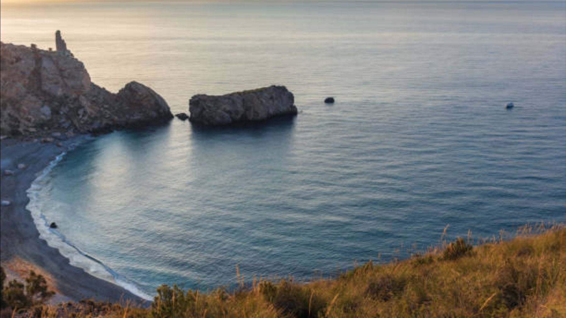 Parece el Caribe pero está en Granada: la playa de aguas cristalinas preferida de los amantes del buceo