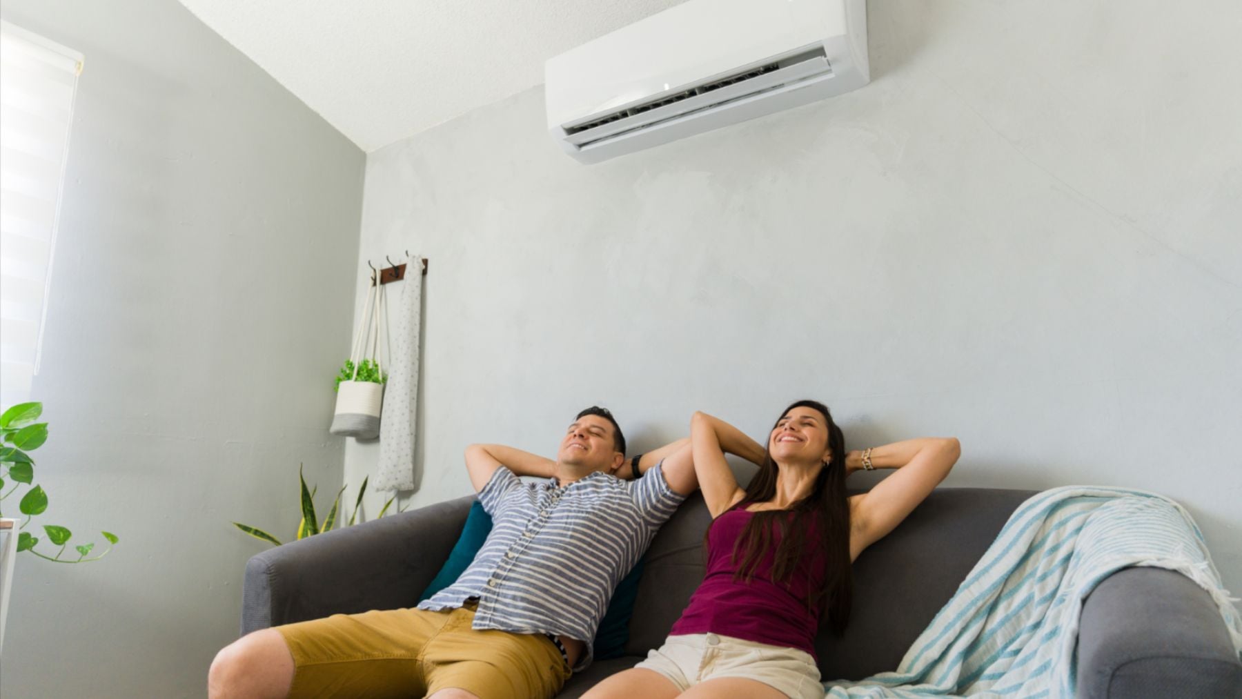 Disfrutar de una temperatura adecuada en casa durante el verano puede incrementar la factura de la luz.