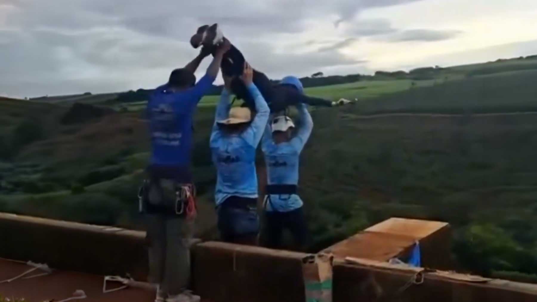 La surrealista justificación de los instructores de puenting que lanzaron a una joven sin cuerda en Brasil: No había nadie encargado