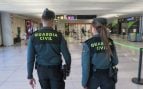 Una irlandesa enloquecida se lía a guantazos con cuatro guardias civiles en el aeropuerto de Palma y destroza un coche patrulla