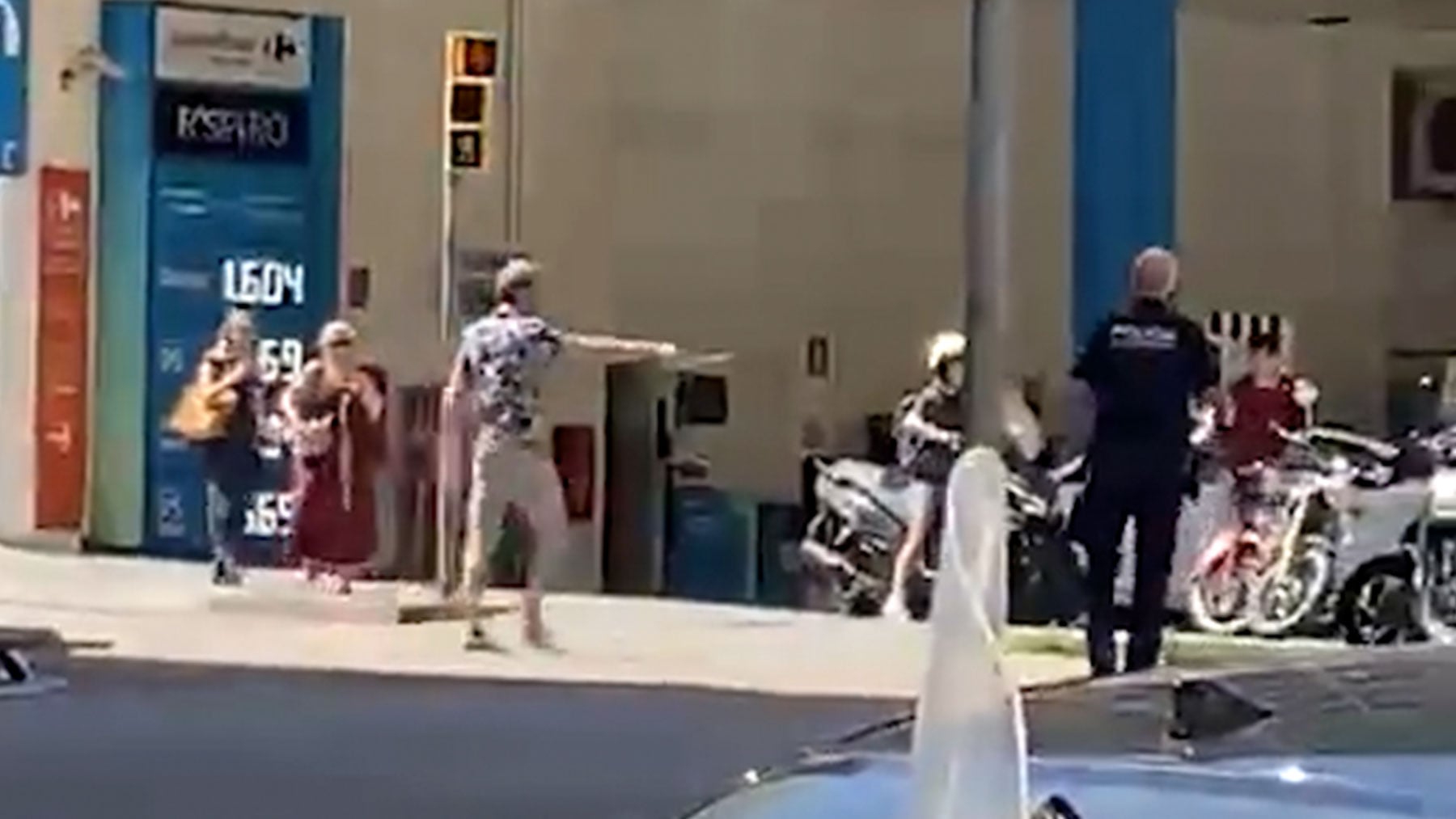 Los Mossos disparan al aire para reducir a un hombre que se paseaba con un cuchillo enorme en Barcelona