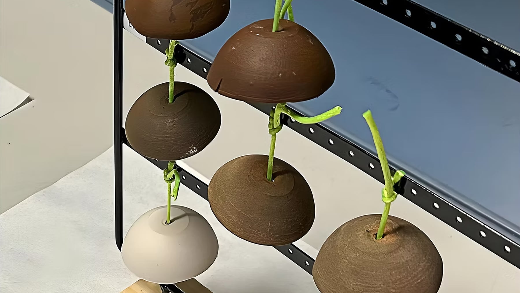 Suena raro, pero la ciencia lo respalda: científicos españoles construyen instrumentos musicales con un material de la luna