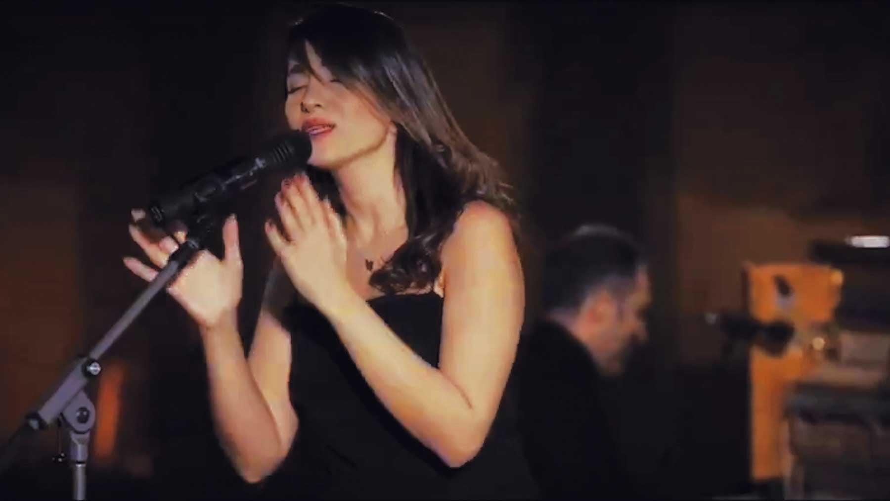 Irán sigue siendo Irán: condena a 74 latigazos a una artista por cantar sin velo y mostrando los hombros en YouTube