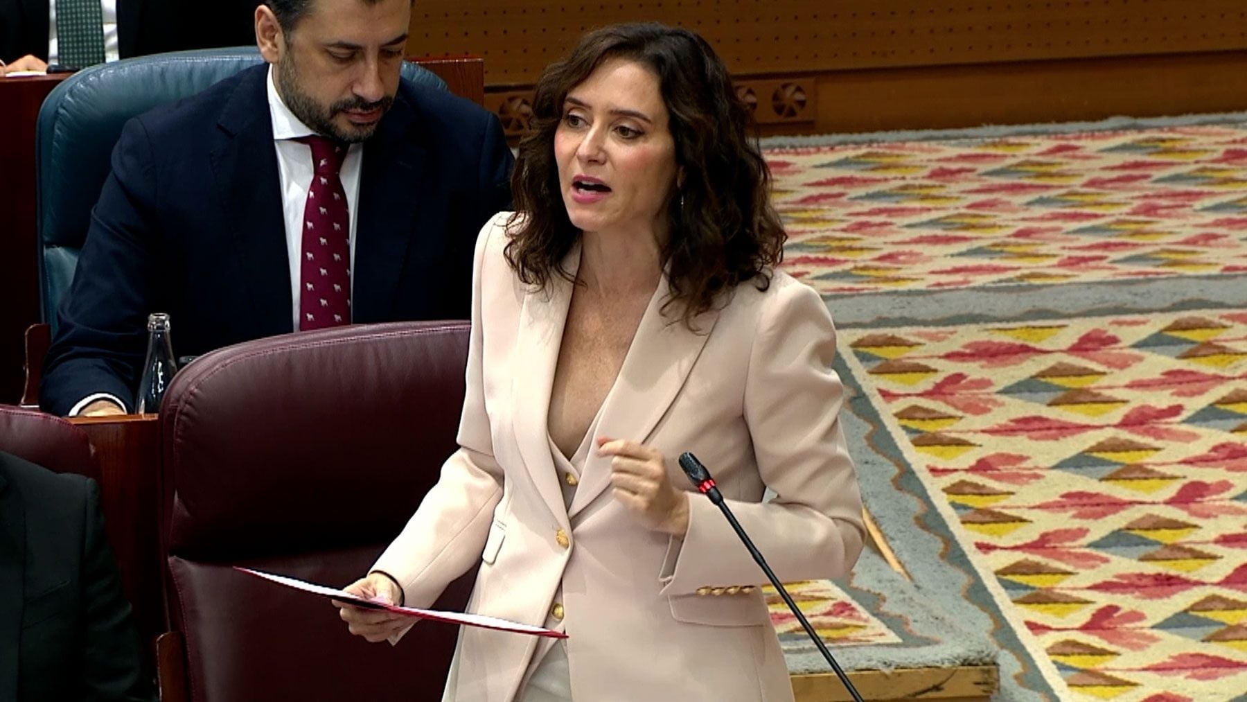 Ayuso carga contra Sánchez por la cacicada para amordazar al Congreso: Le dan horror las urnas porque es un cobarde