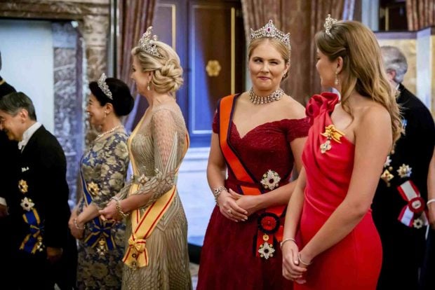 Amalia y Ariane de Holanda en una cena de gala.  (Foto: EFE)