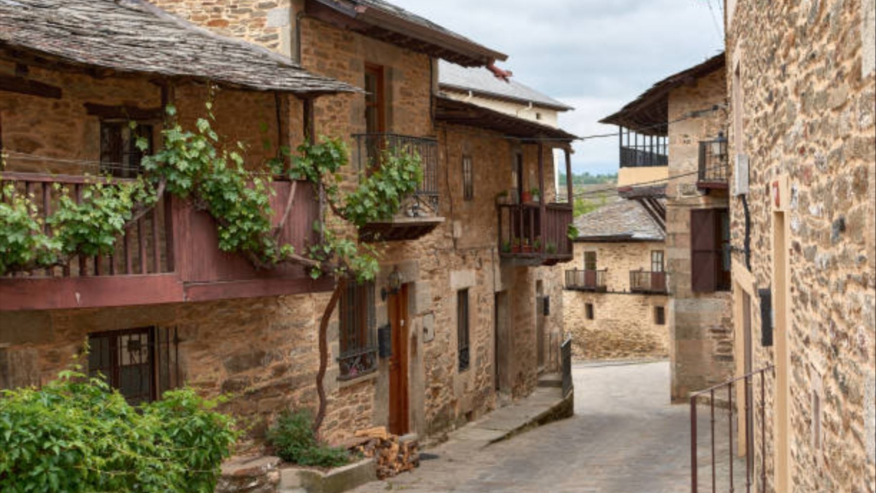 Es oficial y ya está en vigor: hasta 30.000 euros de ayuda para reformar tu casa si vives en un pueblo y cumples estos requisitos