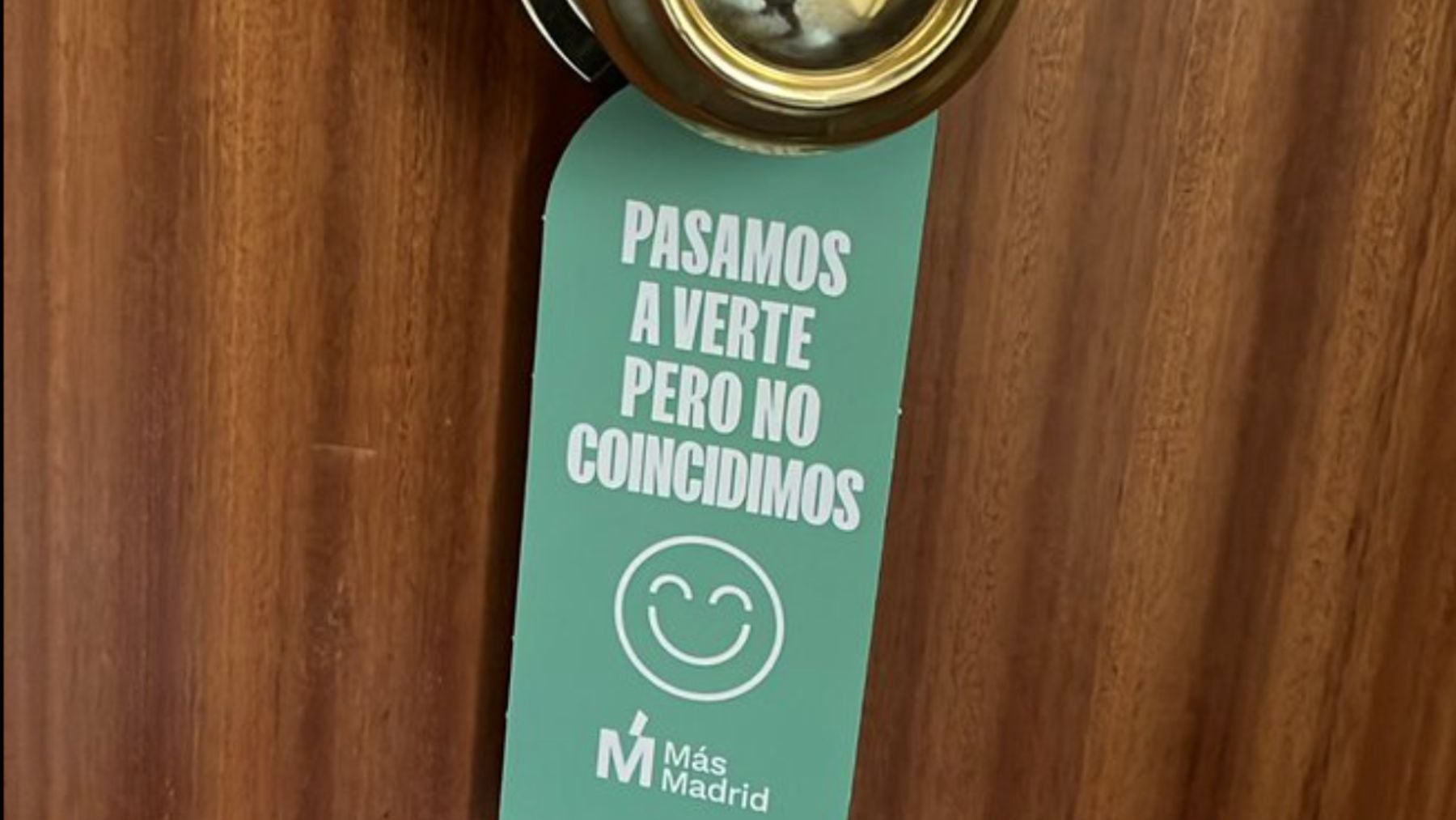 Cartelones de Más Madrid en las puertas de viviendas de Madrid