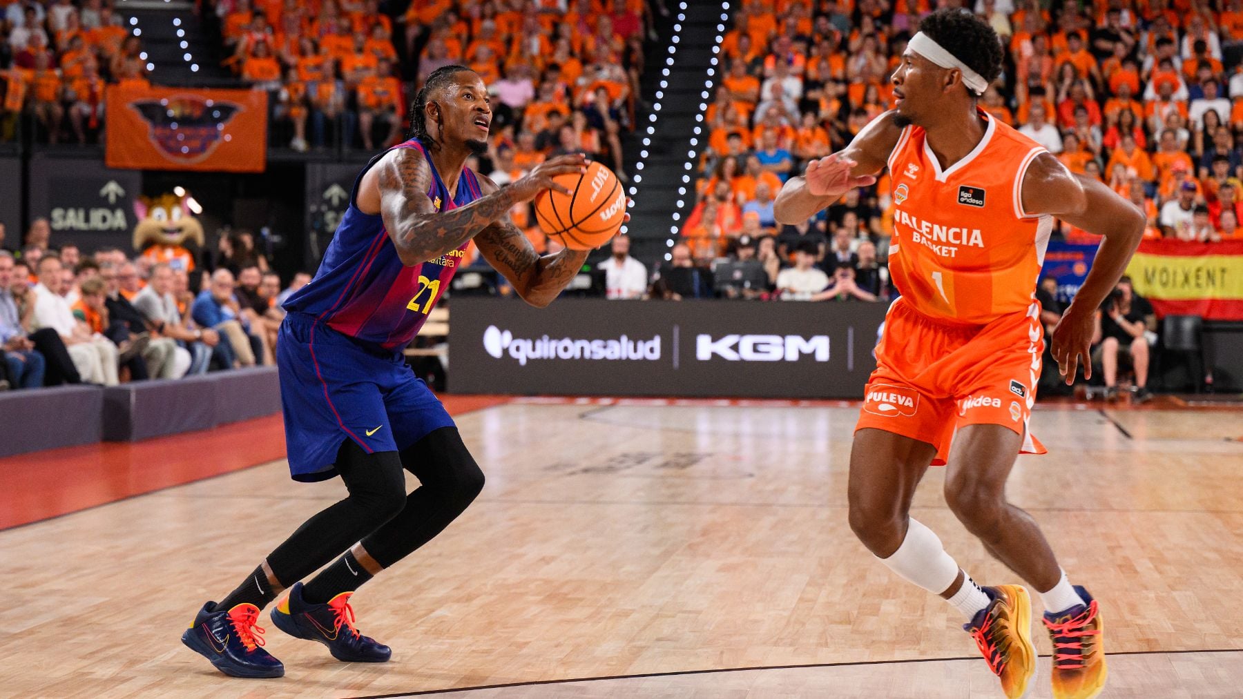 El Barcelona asalta el Roig Arena en la prórroga de la primera final contra el Valencia