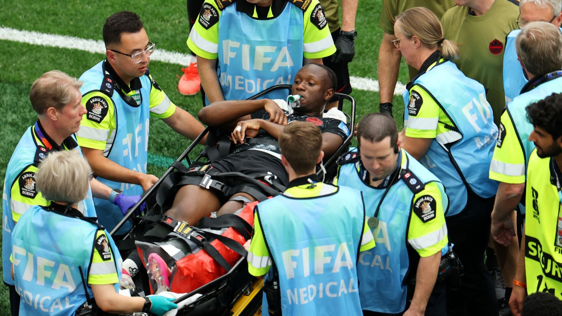 Ismael Koné, retirado en camilla. (Getty)
