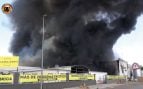 Un incendio arrasa una nave de 7.000 metros y obliga a cerrar ventanas y puertas en Játiva (Valencia)