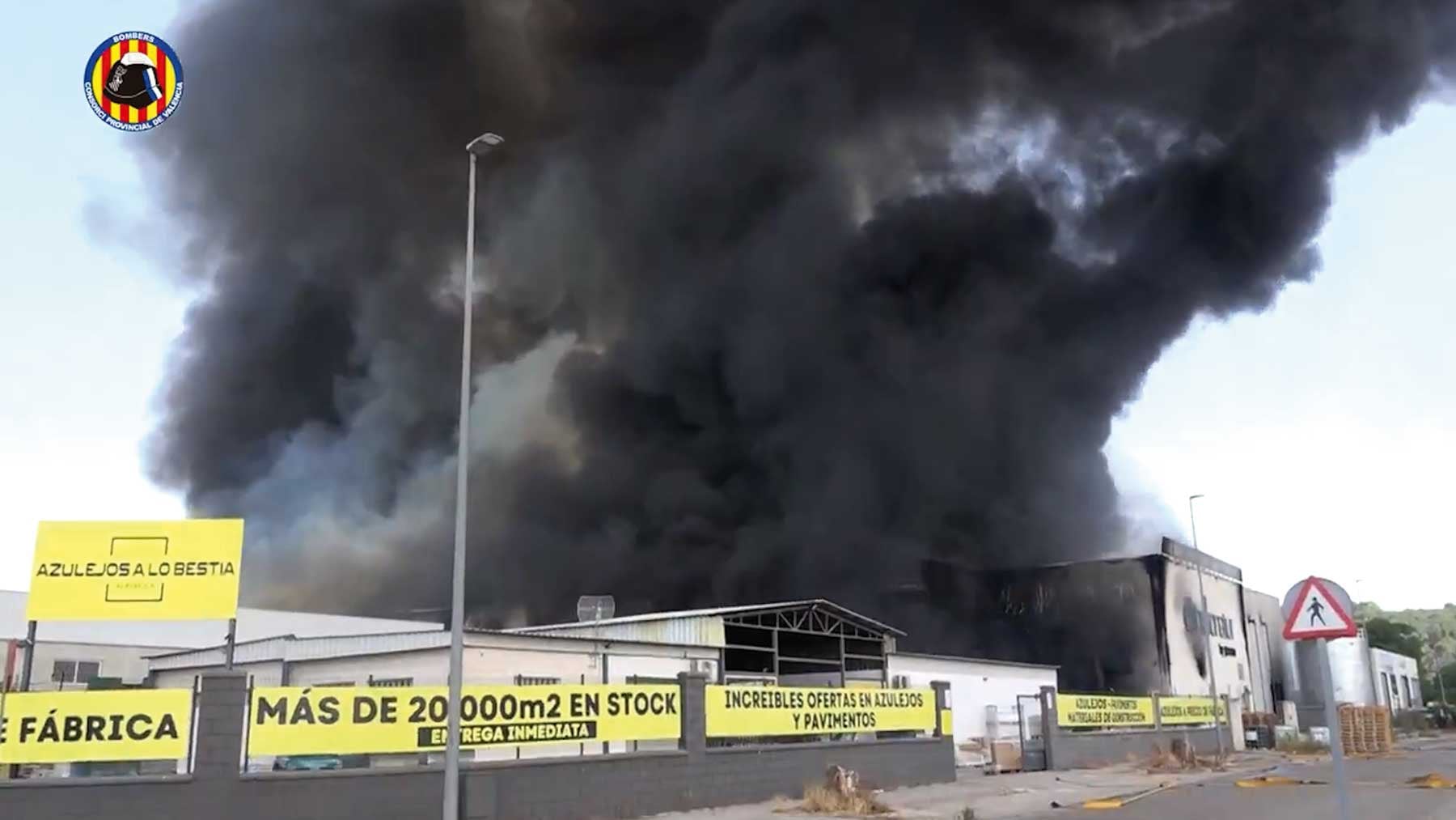 Un incendio arrasa una nave de 7.000 metros y obliga a cerrar ventanas y puertas en Játiva (Valencia)