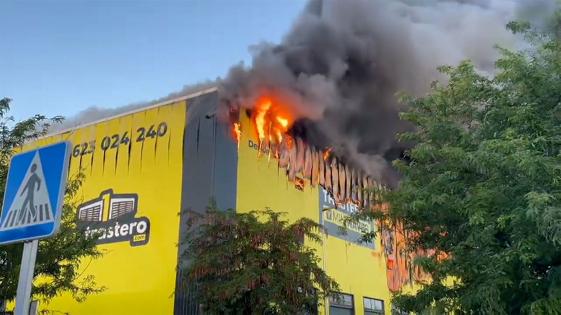 Incendio en Madrid: arde una nave de trasteros en Villaverde y obliga a desalojar una gasolinera